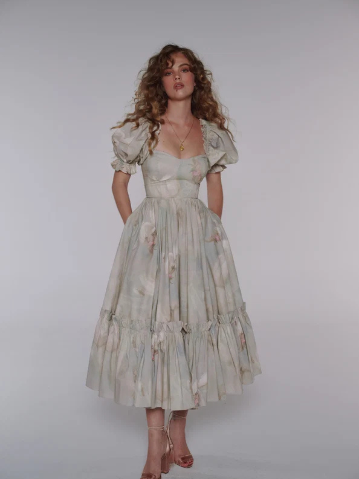 Romantic style: floral puff-sleeve dress